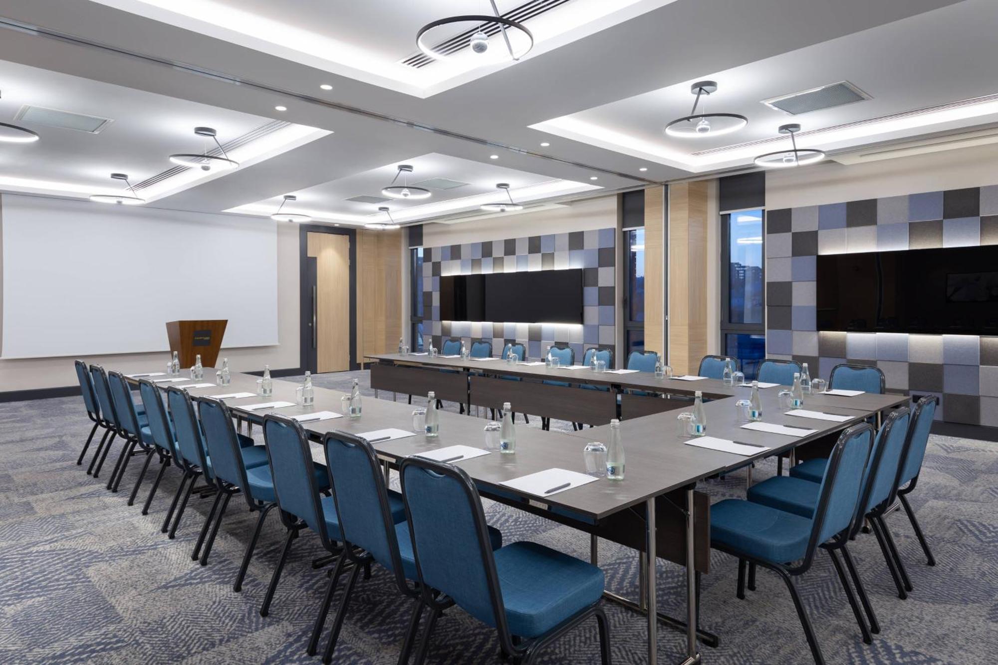 Отель Courtyard By Marriott Кишинёв
